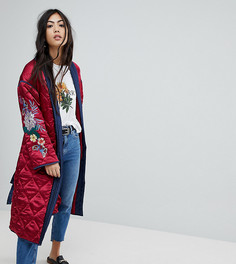 Стеганая куртка с запахом и цветочной вышивкой Glamorous Petite Premium - Красный