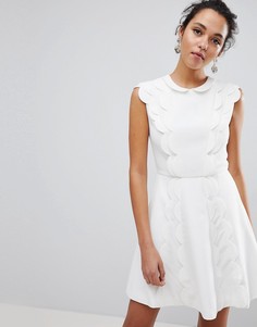 Короткое платье А-силуэта с фигурной вставкой Ted Baker Triski - Белый