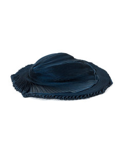 плиссированная шляпа с плоской тульей Issey Miyake