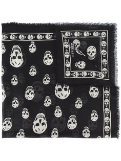 шарф с рисунком Skull Alexander McQueen