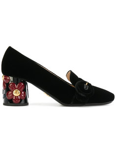 лоферы на каблуке с цветами Prada