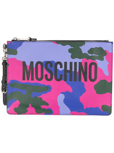 клатч с камуфляжным рисунком и логотипом Moschino