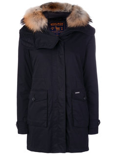 парка с оторочкой мехом на капюшоне Woolrich