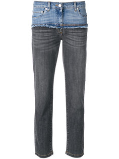 укороченные джинсы с контрастной вставкой Moschino