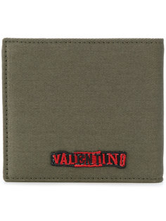 кошелек с вышитыми словами Valentino