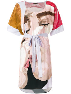 платье с рисунком-портретом и поясом Stine Goya