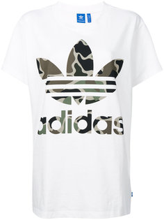 футболка с камуфляжным логотипом Adidas