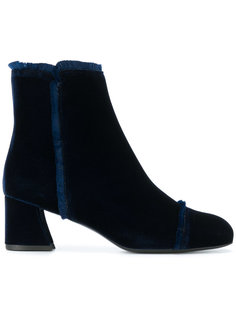 ботильоны с необработанными краями Stuart Weitzman