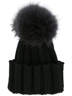 шапка-бини в рубчик с помпоном из меха енота Inverni