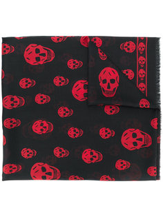 шарф с принтом черепов Alexander McQueen