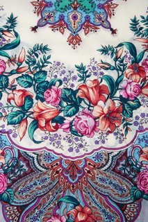 Серый платок с розами и лилиями Павловопосадская Платочная Мануфактура