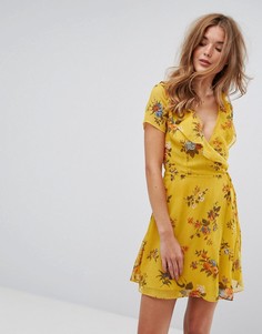 Платье мини с запахом, оборками и цветочным принтом Pimkie - Желтый