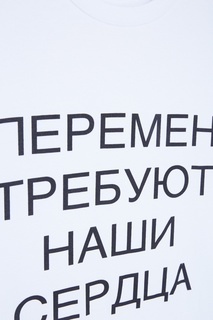 Белая футболка с надписью Artem Krivda