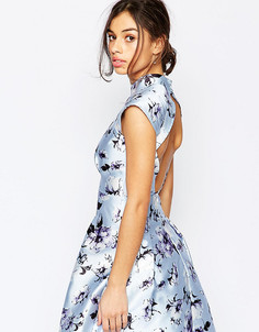Платье для выпускного с высокой горловиной, открытой спиной и цветочным принтом Chi Chi London Petite - Фиолетовый