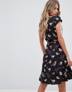 Короткое приталенное платье с поясом и птичьим принтом Yumi - Черный