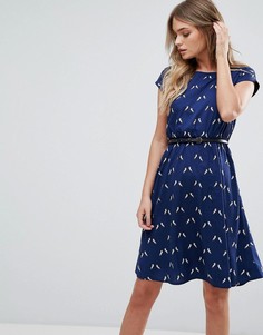 Короткое приталенное платье с поясом и принтом единорогом Yumi - Темно-синий
