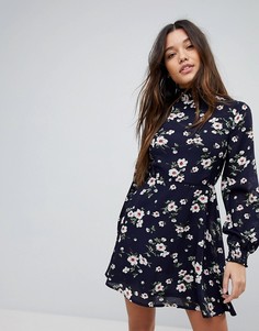 Платье с высоким воротником и цветочным принтом PrettyLittleThing - Темно-синий