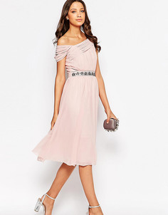 Декорированное платье миди с открытыми плечами Little Mistress Tall - Розовый