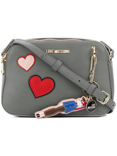 сумка на плечо с нашивками-сердцами Love Moschino