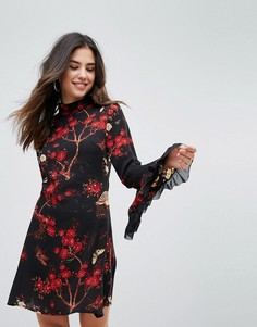 Платье с цветочным принтом, высоким воротником и расклешенными рукавами Parisian - Черный