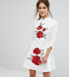 Жаккардовое платье мини с воротником в восточном стиле и вышитыми розами Chi Chi London Petite - Белый