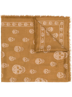 шарф с принтом черепов Alexander McQueen