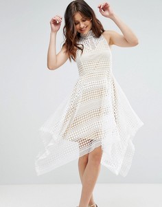 Короткое приталенное платье из кроше с высоким воротом и асимметричным подолом Girl In Mind - Белый