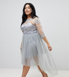 Приталенное платье миди с высоким воротом, кружевом и асимметричным краем Chi Chi London Plus - Серый