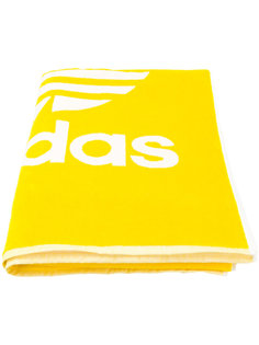 полотенце с логотипом Adidas