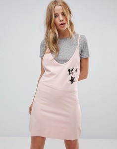 Платье-комбинация с нижней футболкой и нашивками Minkpink - Розовый