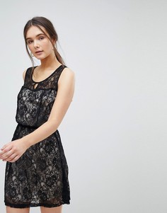 Кружевное короткое приталенное платье QED London - Черный