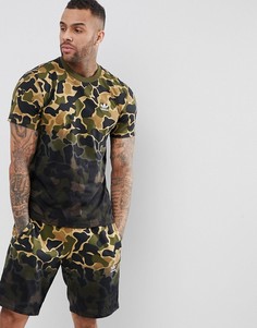 Зеленая футболка с камуфляжным принтом adidas Originals CE1548 - Зеленый