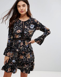 Короткое приталенное платье с цветочным принтом и ярусной юбкой Liquorish - Мульти