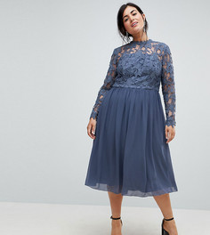Приталенное платье миди с высоким воротом и кружевом Chi Chi London Plus - Синий
