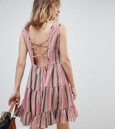 Свободное платье в полоску с завязкой сзади Glamorous Petite - Розовый