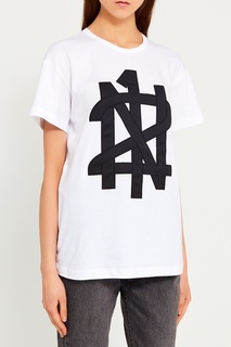 Белая футболка с нашивкой-логотипом No21
