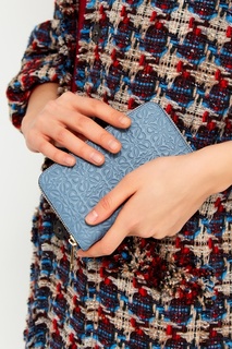 Голубой кошелек с тиснением Loewe