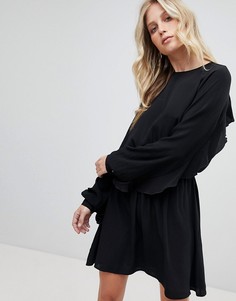 Короткое приталенное платье с открытой спиной и оборкой Ivyrevel - Черный