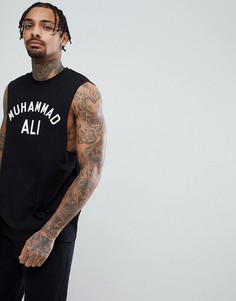 Футболка без рукавов с заниженными проймами и надписью Muhammad Ali ASOS DESIGN - Черный