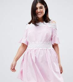 Короткое приталенное платье в полоску с открытыми плечами и кружевной отделкой Koko - Розовый