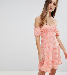 Платье мини в горошек с открытыми плечами и вырезом сердечком Glamorous Petite - Розовый