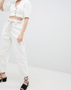 Белые джинсы бойфренда с плетеным поясом и контрастной строчкой ASOS DESIGN - Белый
