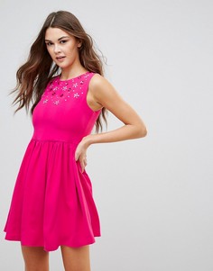 Короткое приталенное платье с отделкой QED London - Розовый
