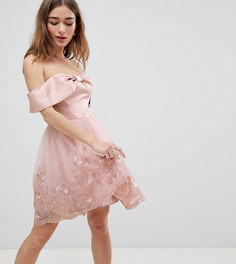 Платье миди с открытыми плечами, бантиком и кружевом Chi Chi London Petite - Розовый