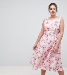 Приталенное платье миди со свободной юбкой и цветочным принтом Chi Chi London Plus - Розовый
