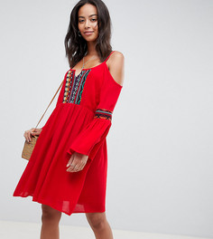 Свободное платье с вырезами на плечах и вышивкой Glamorous Tall - Красный