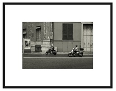 Авторская арт-фотография 2 мотороллера в генуе (george rouchin photography) черный 51x40 см.