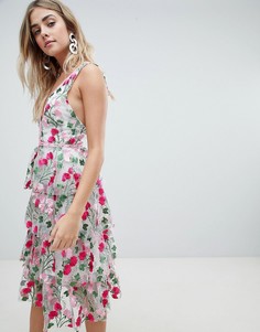 Ярусное премиум-платье миди с цветочной вышивкой Missguided - Розовый
