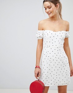 Платье мини в горошек с широким вырезом PrettyLittleThing - Белый