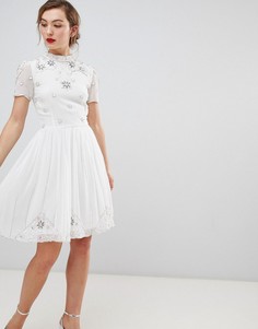 Короткое приталенное платье с высоким воротом и отделкой Frock & Frill - Белый